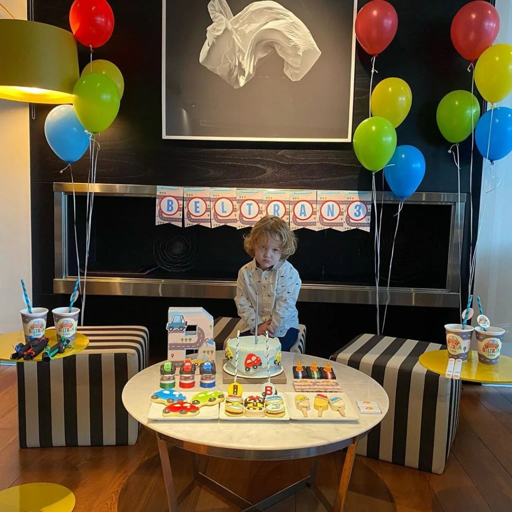 Beltrán cumplió tres rodeado de lo que más le gusta: millones de autos (y el amor de su familia).