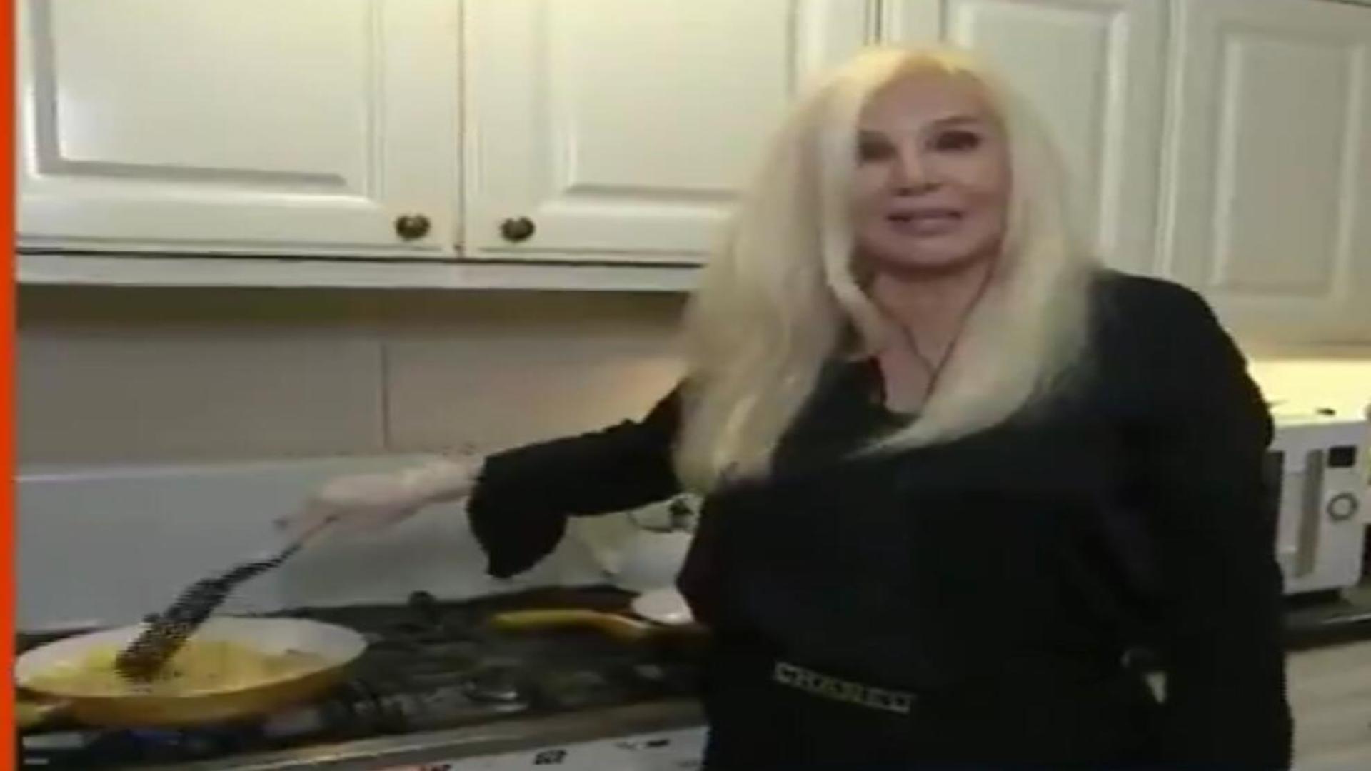Susana hizo una tortilla en la cocina de su casa y lo transmitió en vivo