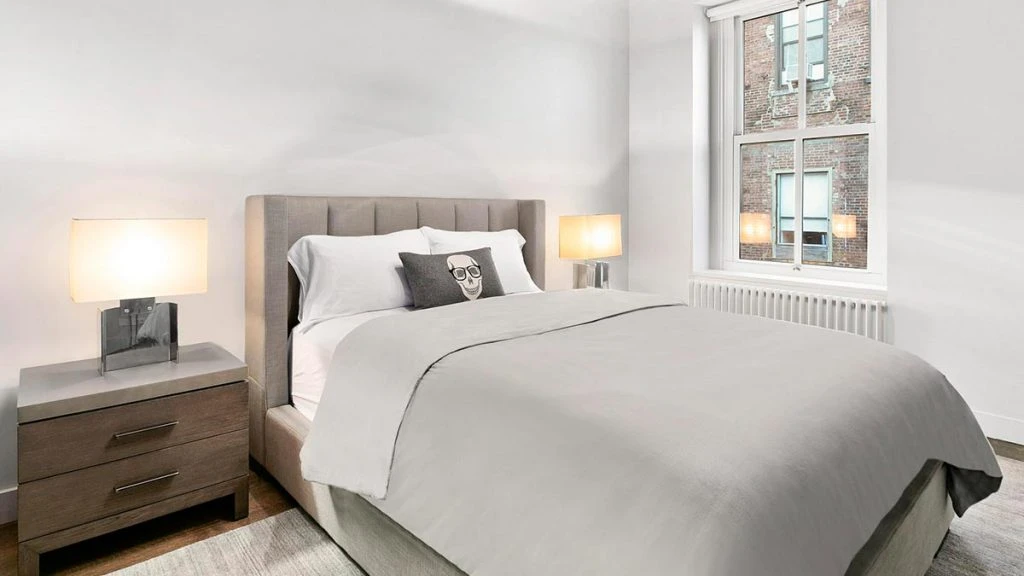 La escala de grises y blanco se repite en el cuarto de huéspedes. 