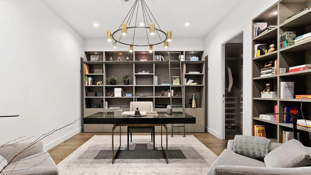 Distintos tonos de gris, mucho blanco y detalles dorados encuentran su equilibrio en el escritorio de la modelo. 