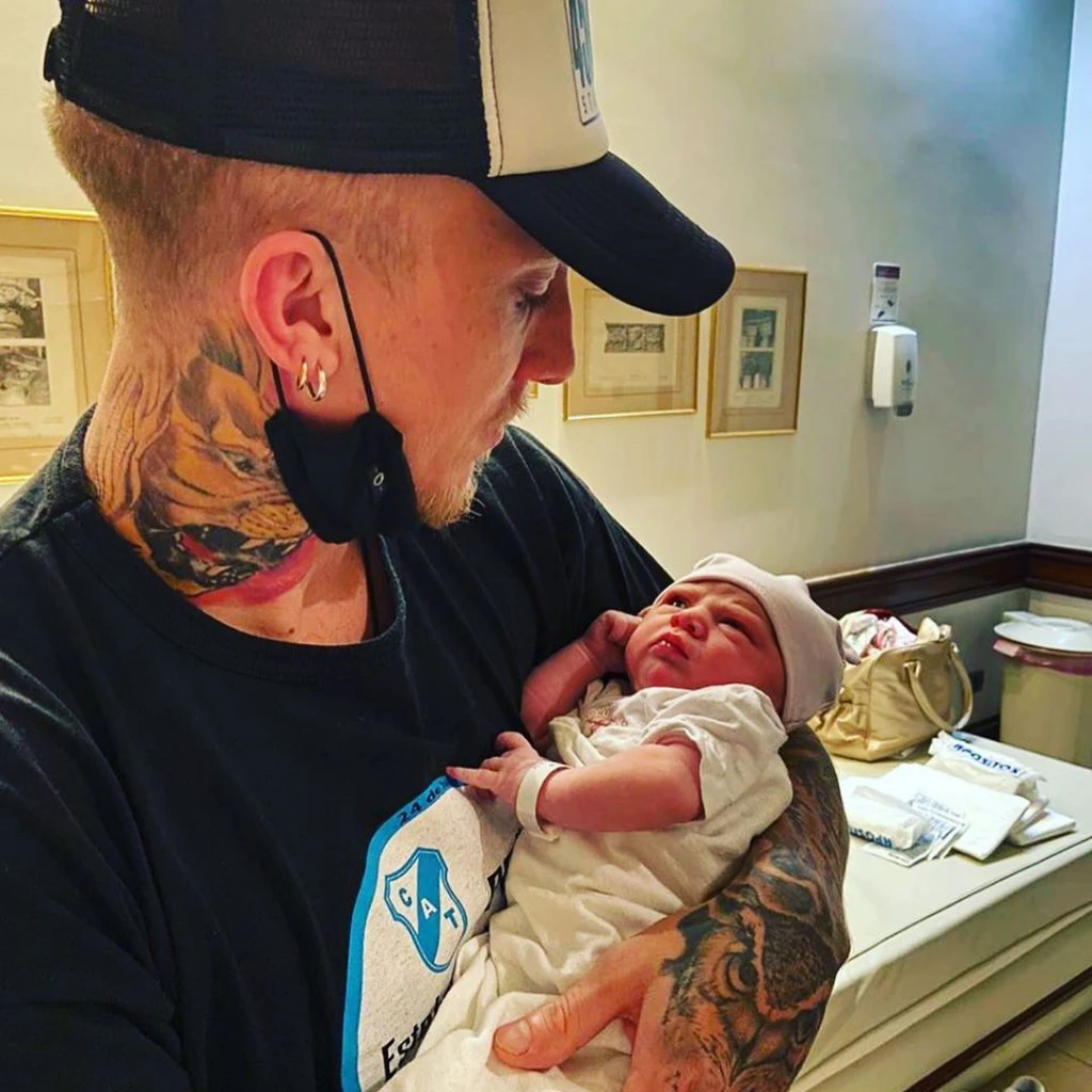 Abril, la tercera hija de el Polaco nació el primero de junio y sus padres enseguida la presentaron en sociedad.