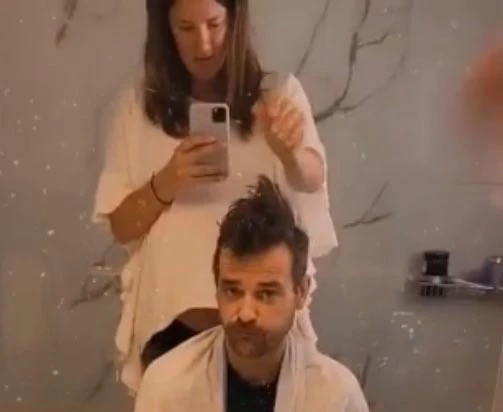 Paula y Pedro en la peluquería improvisada en su casa. 