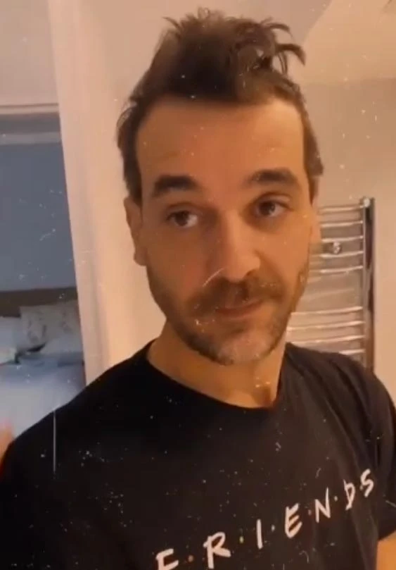 Pedro Alfonso no quedó tan conforme con el peinado que le hizo su esposa. 