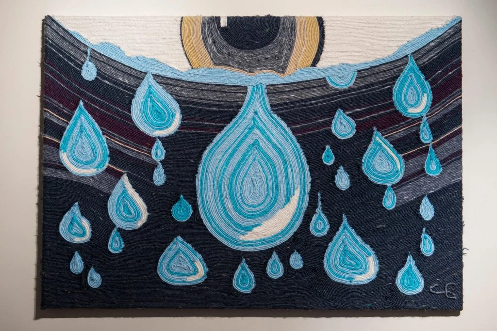 Recién después de plasmar la tristeza, Cori Esturla logró terminar el cuadro del enojo. 