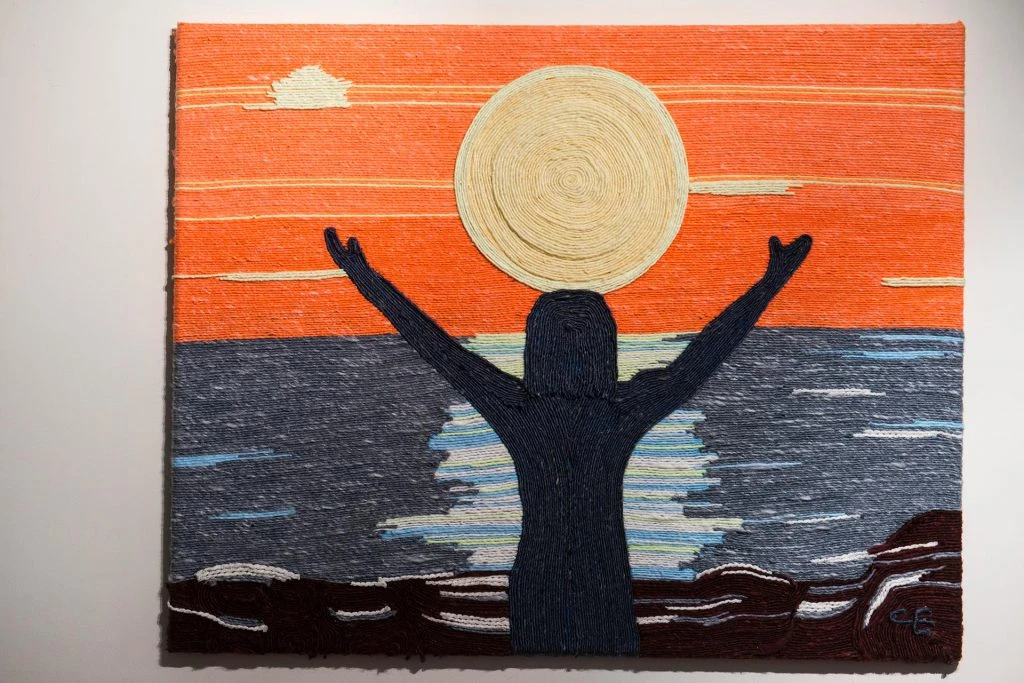 La séptima y última emoción es la gratitud. Y el cuadro está inspirado en una foto de la artista. 