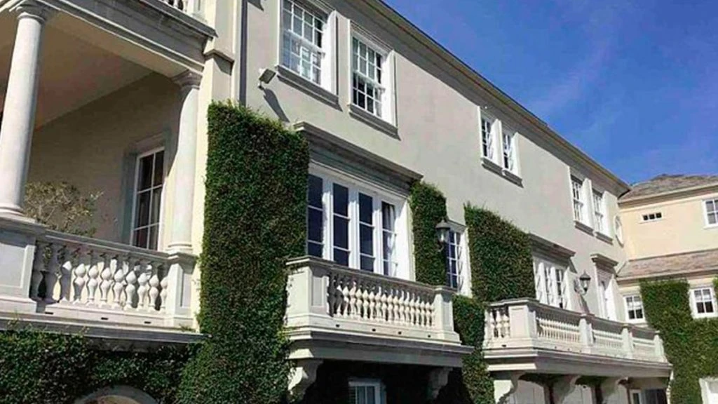 La casa tiene 7 dormitorios y 11 baños.