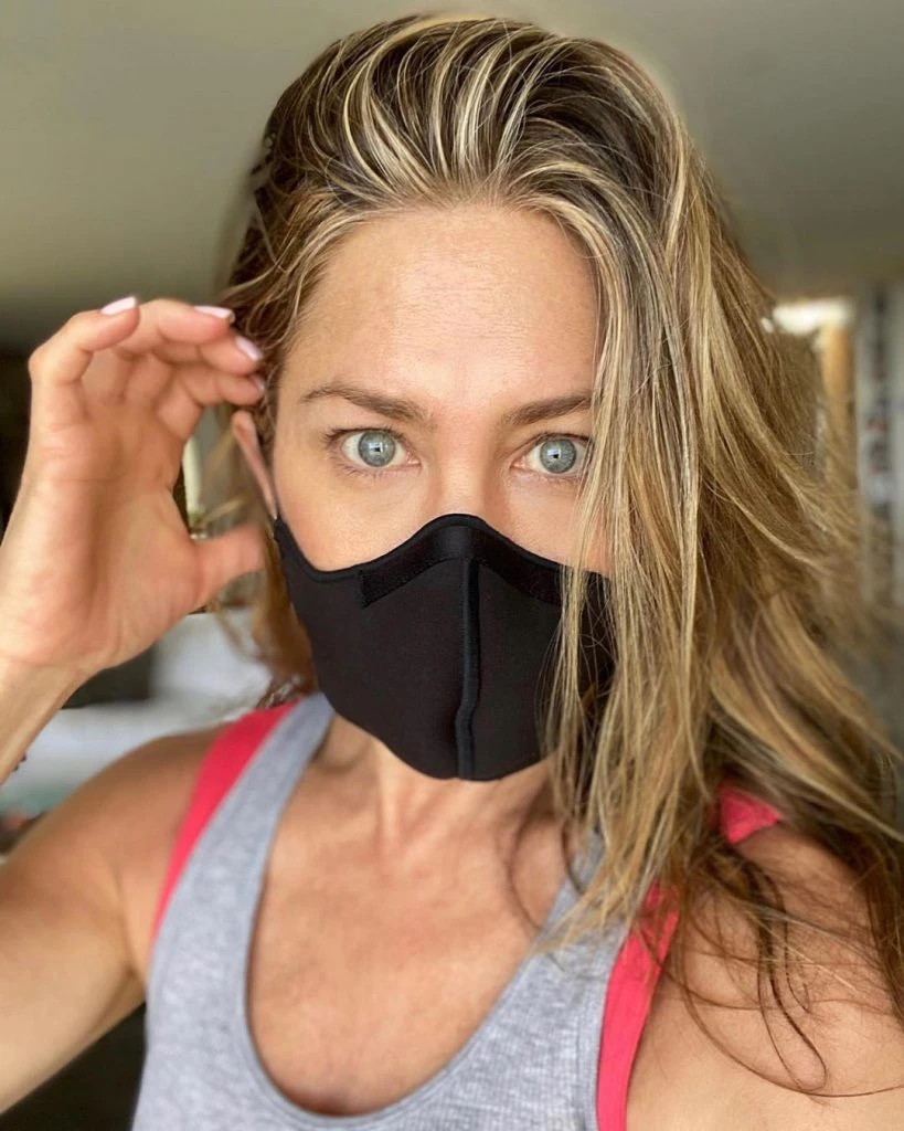 Para concientizar sobre la importancia de utilizar barbijo, Jennifer Aniston publicó una imagen suya con ese accesorio.