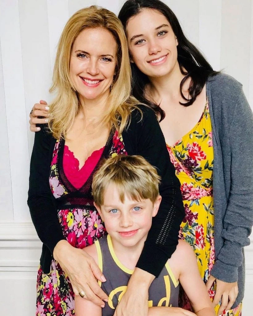 Kelly Preston con Ella y Benjamín Travolta. 
