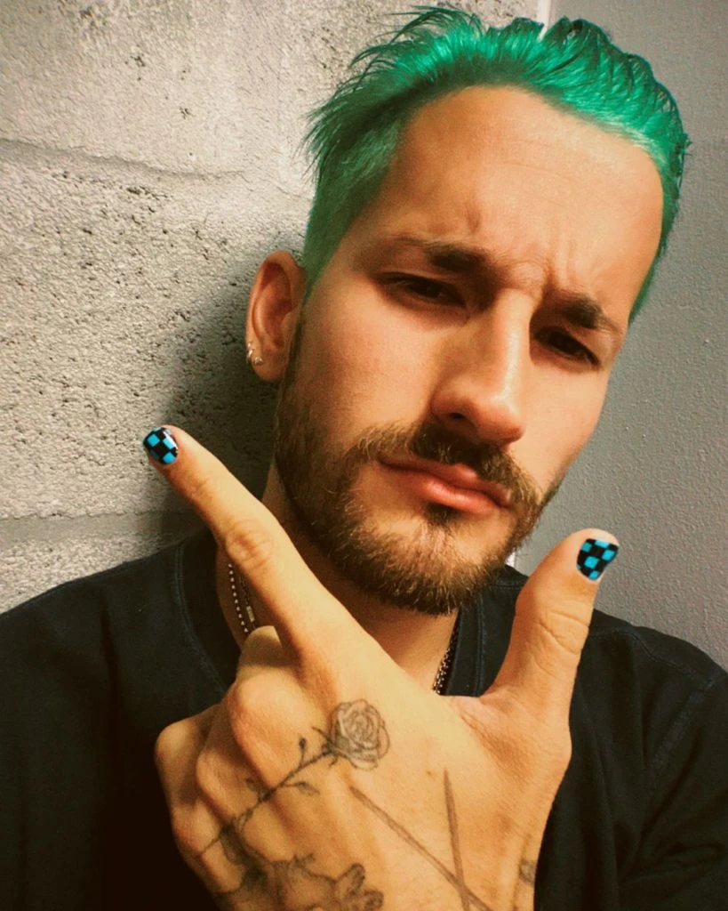 Un toque personal, a juego con las uñas.