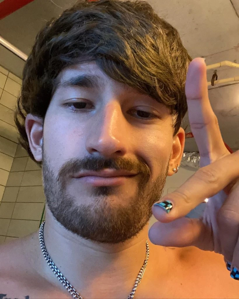 Imitando el estilismo de Sebastián Yatra.