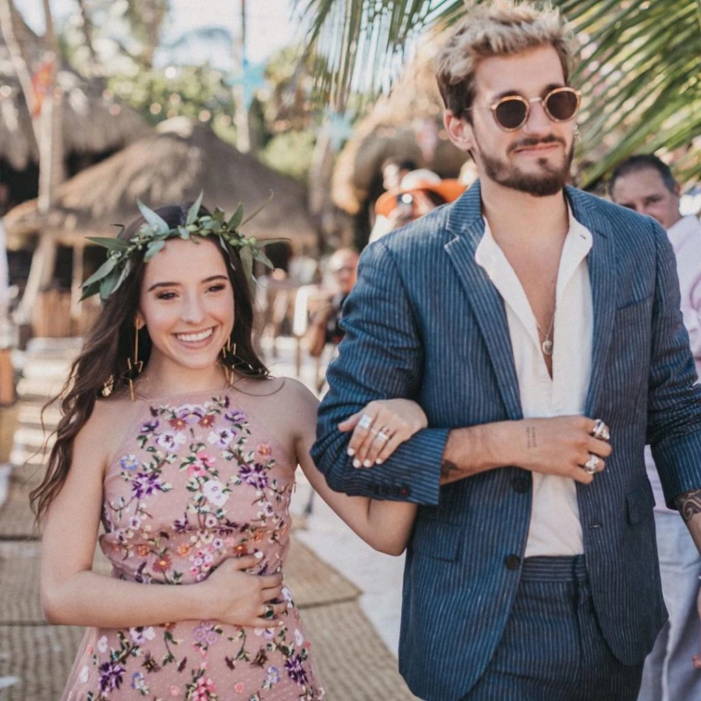 Sútilmente desprolijo y en dos tonos.