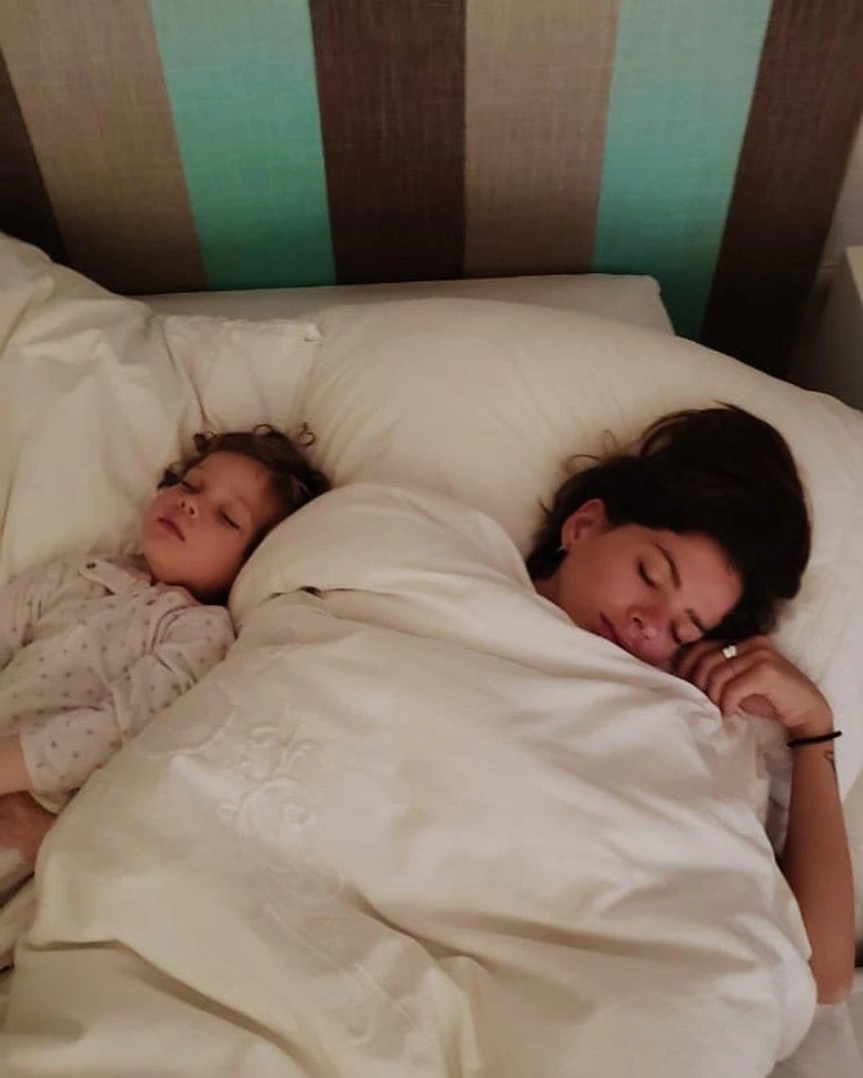 El 14 de febrero, Benjamín Vicuña eligió una foto la China durmiendo con Magnolia para saludarla por el día de los enamorados.