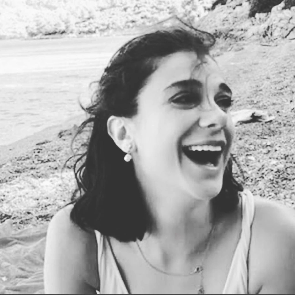 Muchos creen que el feminicidio de Pinar Güeltkin en Turquía puede haber sido el detonante de este desafío que dio la vuelta al mundo.