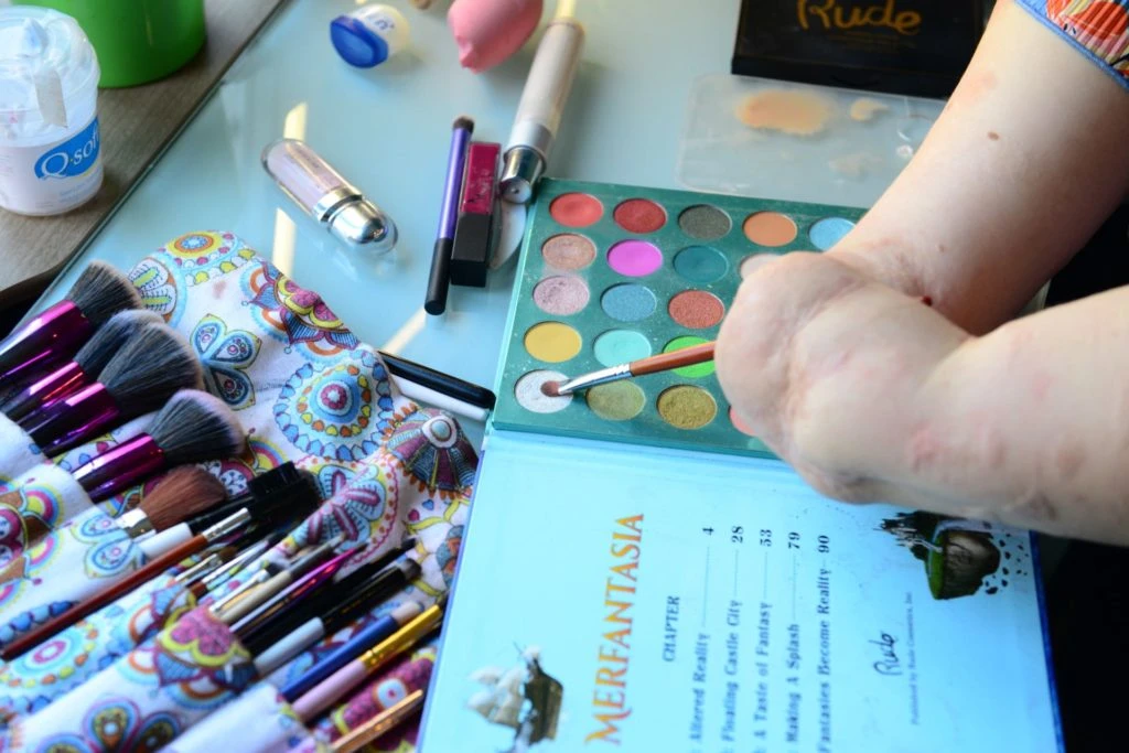 Además de hacer automaquillaje, realiza make up social. 