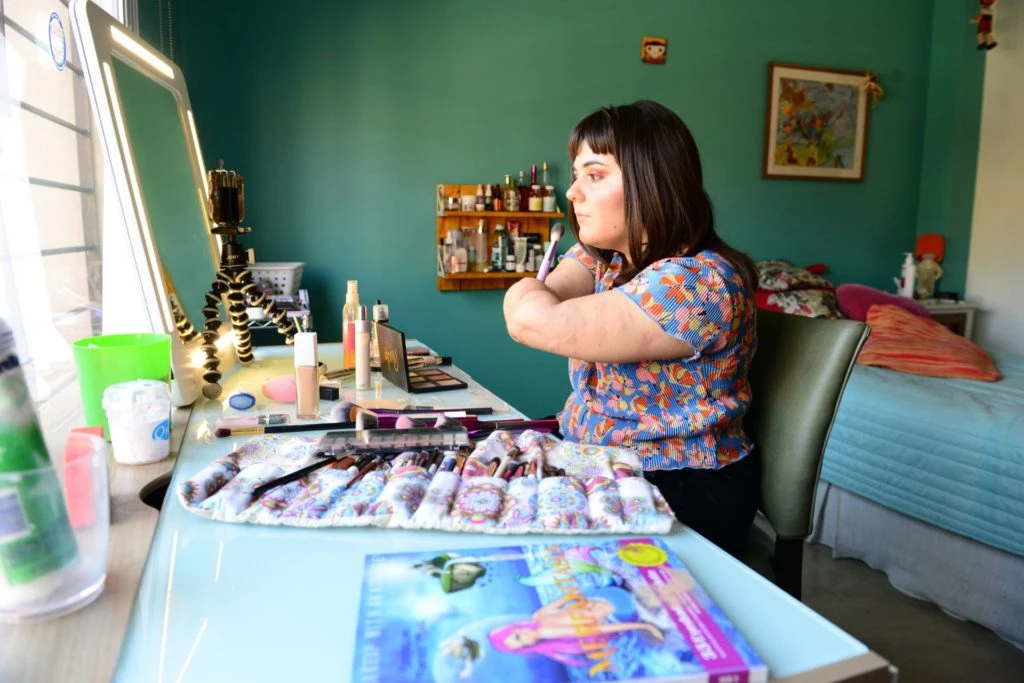 Paloma aprendió a maquillarse con tutoriales. 