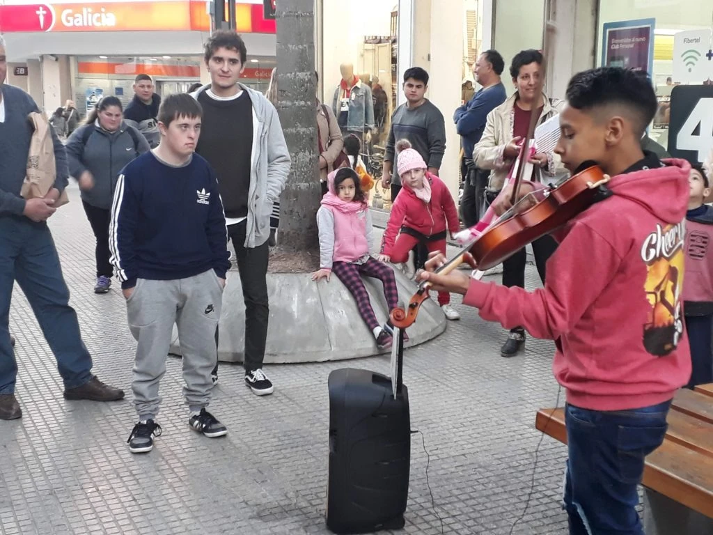 Dylan tocando en la peatonal de Santa Fe. Dice que es una de las cosas que más extraña en este tiempo de aislamiento.