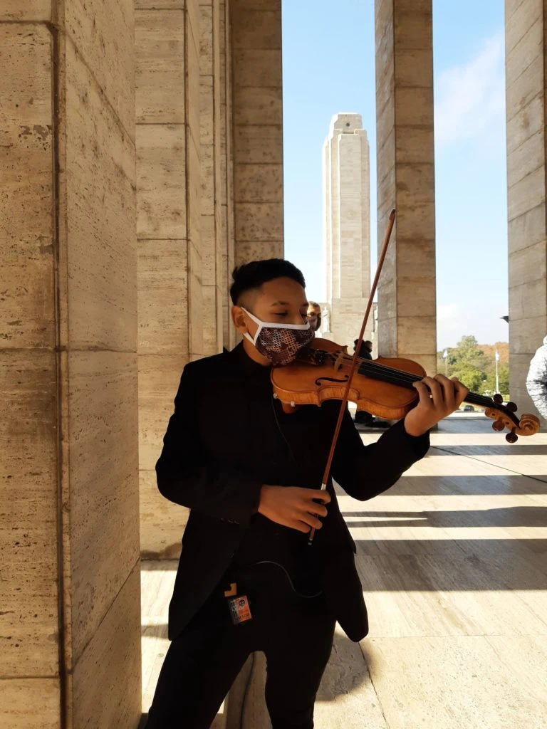 Dylan tocó en el Monumento de la Bandera el 20 de junio, cuando se conmemoraban 200 años de la muerte de Manuel Belgrano.