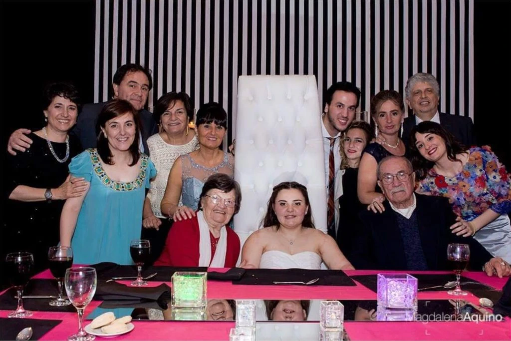 Paloma con su familia en la fiesta de 15. 