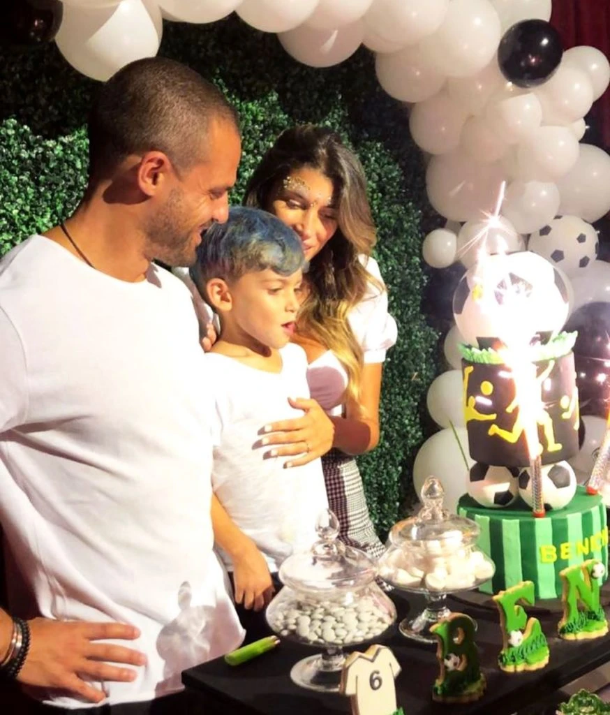 Flor Parise y Gabriel junto a Benicio en su séptimo cumpleaños. 