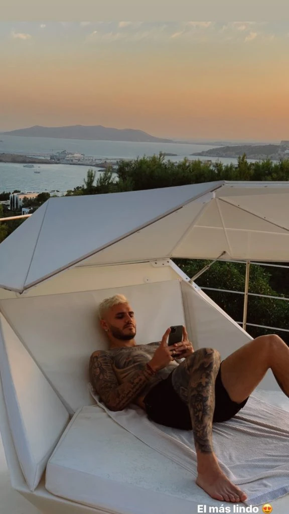 Wanda enamoradísima del nuevo look de Mauro. 