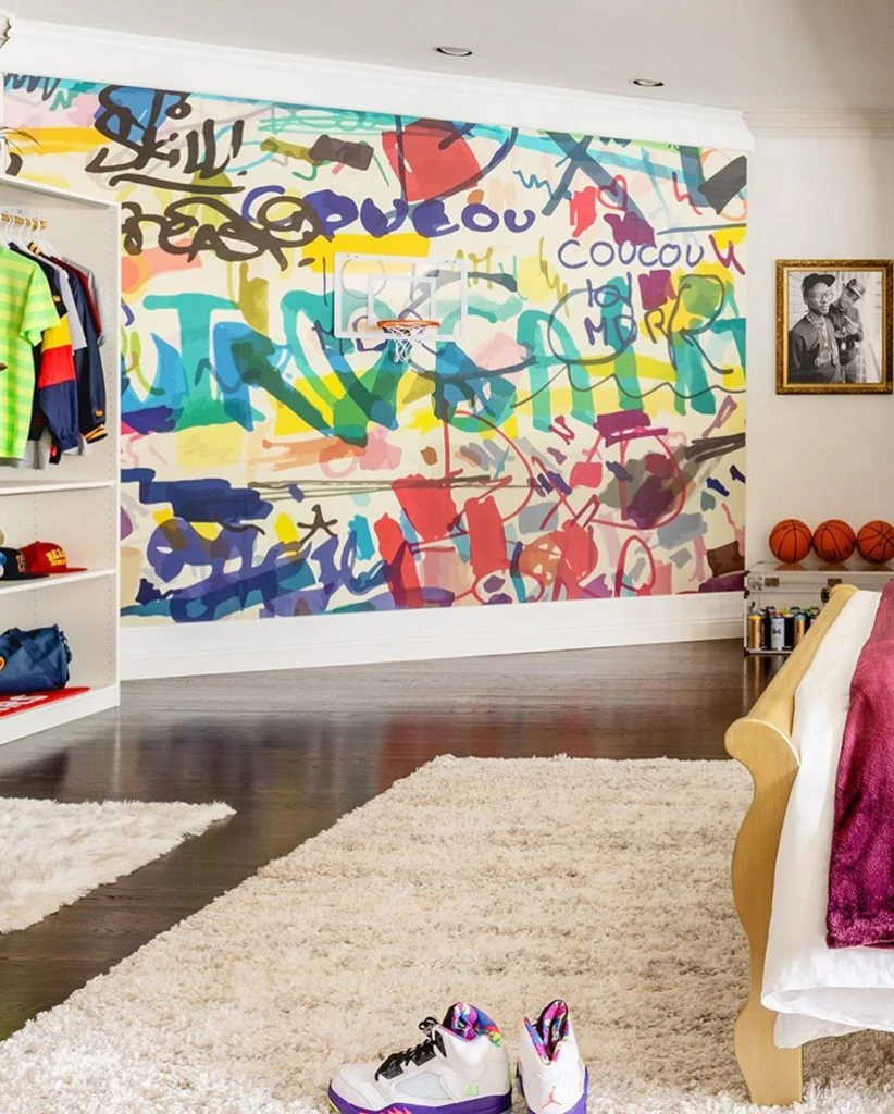 Murales con mucho color y... ¡unas zapatillas! Es que este accesorio se convirtió de algún modo en símbolo de la serie