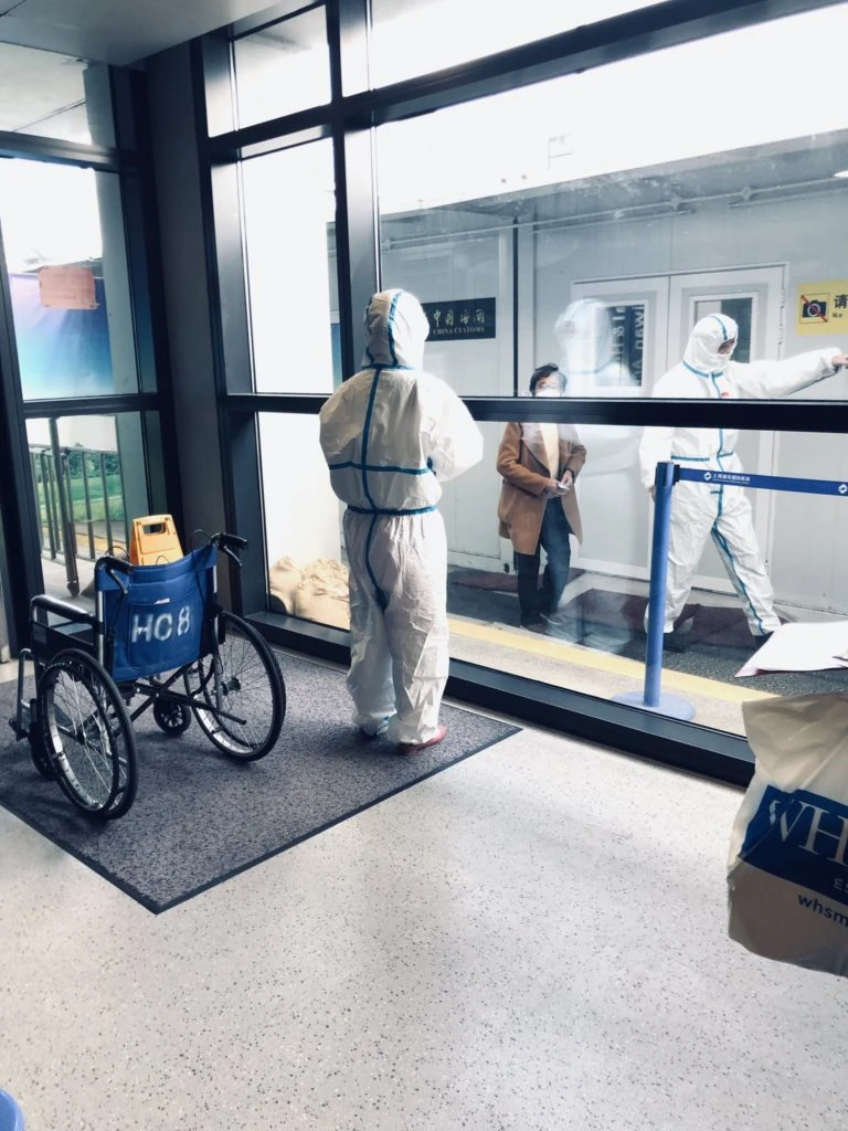 Postal del aeropuerto de Shangai. Así son los protocolos a ocho meses de declarada la pandemia.