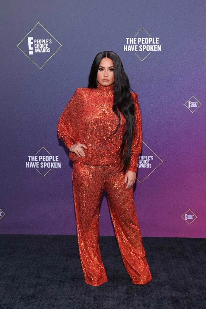 Demi Lovato llegó a la entrega de los People's Choice Awards enfundada en un mono de paillettes de Naeem Khan