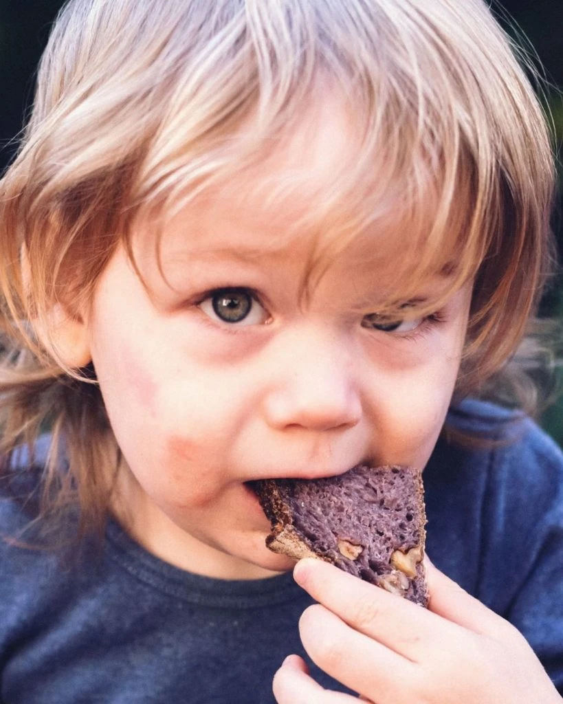 Lorenzo, fanático del pan de nuez.