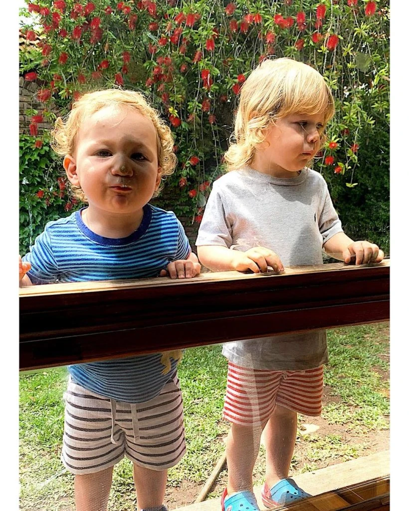 En aislamiento, tras ser diagnosticado con COVID-19, Martitegui recibía a través de los ventanales el amor de sus hijos.