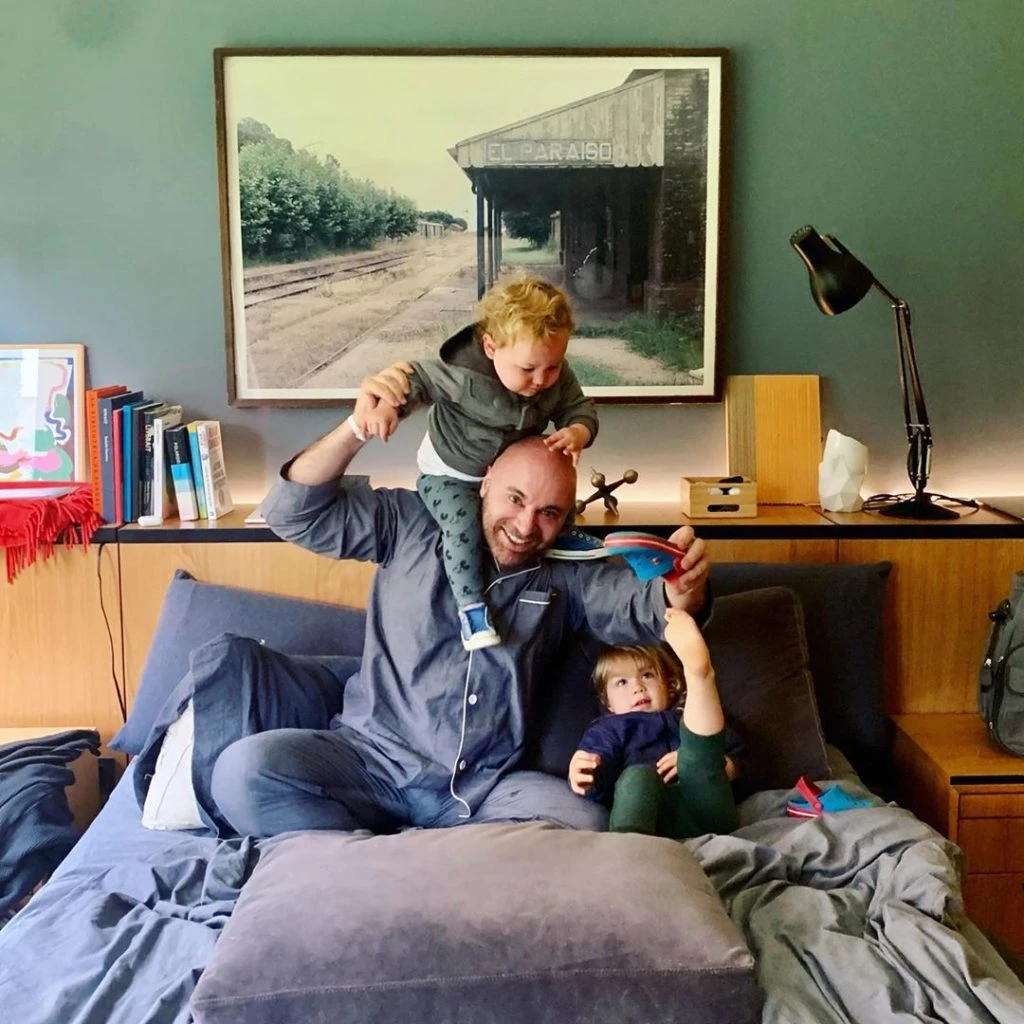 Así celebró Germán la vuelta a su casa tras haber padecido COVID-19 "Ya en casa ❤️ Agradecido hasta las lágrimas por el cariño y la preocupación de todos. El COVID NO ES JODA SIGAMOS CUIDANDONOS Gracias clínica Trinidad San Isidro y todos sus increíbles médicos y enfermeras y gracias a todos los héroes de la salud de nuestro país. Los aplaudo de pie. HÉROES"