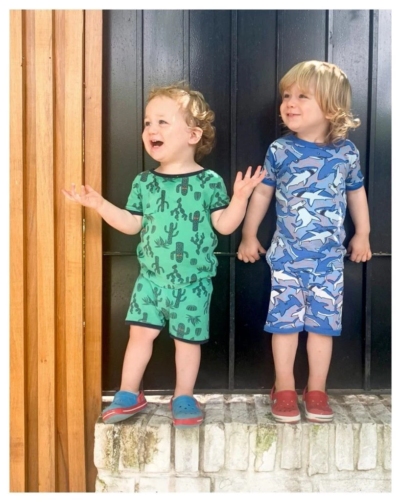 ¡Sábado! Lautaro y Lorenzo disfrutando del sol.