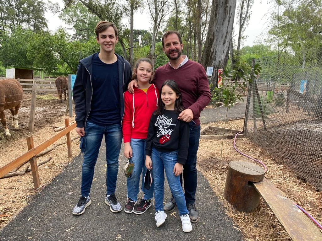 Ariel Sujarchuk tiene tres hijos: Mateo (29, músico y futuro piloto); Abigail (12) y Olivia (10).