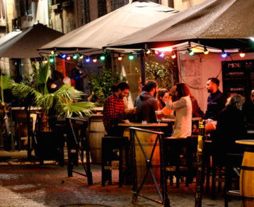 Nuevas restricciones: prohíben todas las actividades nocturnas de 2 a 6 y limitan a 10 personas las reuniones sociales