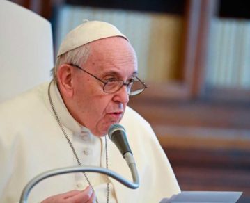 Francisco llamó a recordar el Holocausto y señaló que "puede volver a suceder"