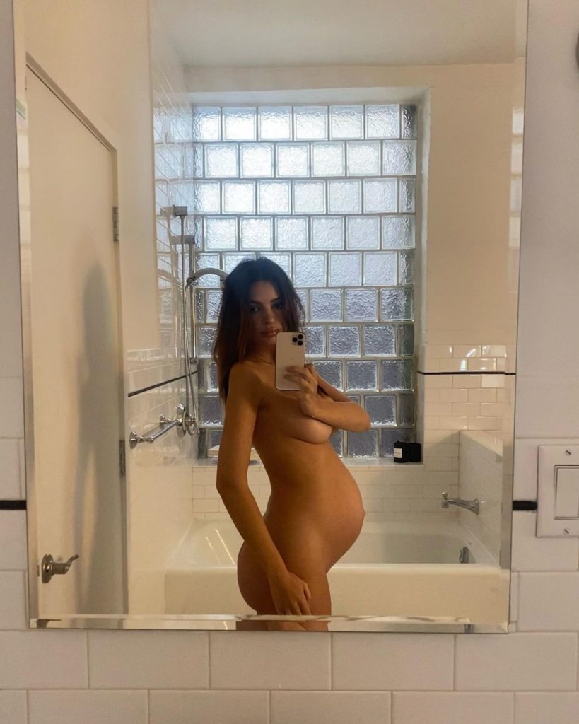 A punto de ser mamá, Emrata mostró su panza y habló de sus inseguridades.