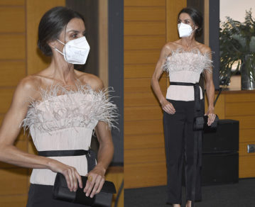 Letizia Ortiz deslumbró con su look más chic en su primer viaje desde que comenzó la pandemia