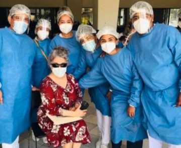 Verónica Castro se vacunó contra el coronavirus en Acapulco y se mostró al natural