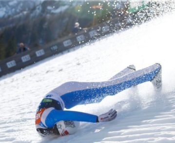 Impresionante accidente: cayó cuando realizaba un salto de esquí a más 100 km por hora y quedó inconsciente