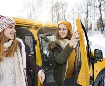 Mujer conduciendo en hielo