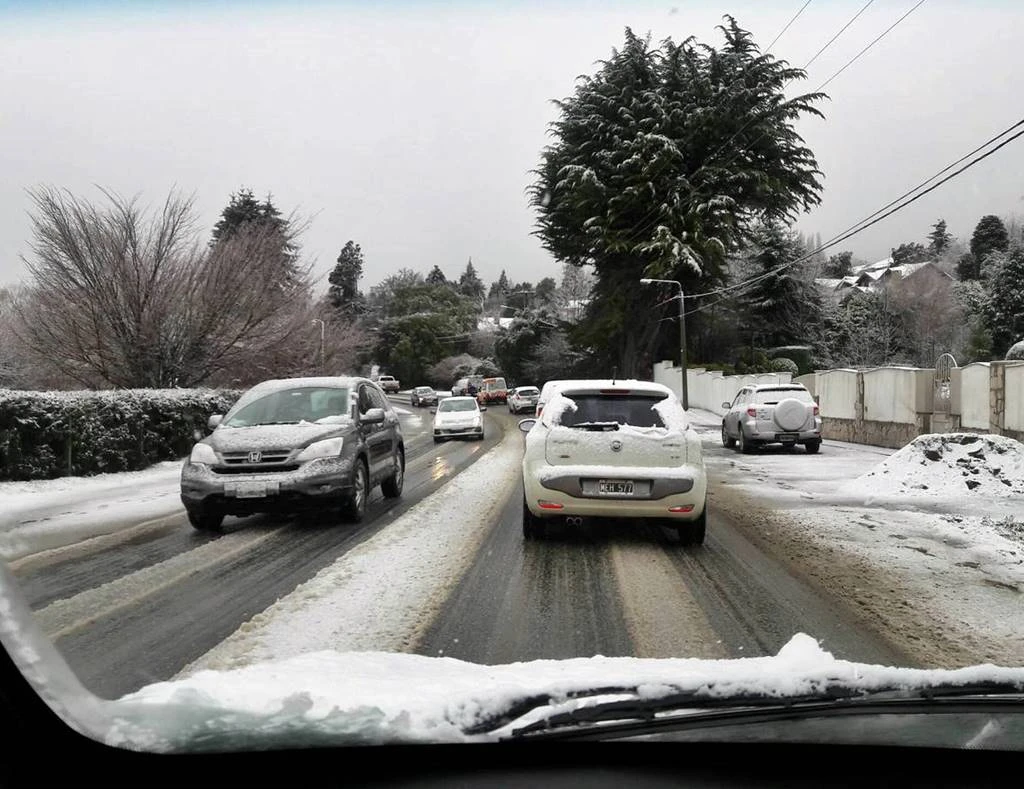 Mujer conduciendo en hielo