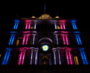 La Casa Rosada se iluminó con la bandera del orgullo trans por la ley de cupo laboral