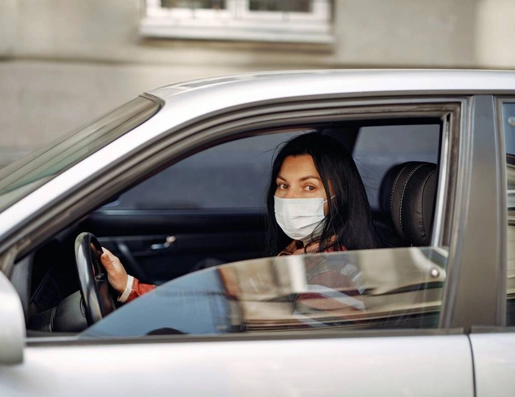 Tapaboca mujer auto