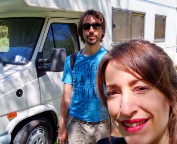 Una pareja de argentinos recorre Italia en su casa rodante y reveló la estafa de "las casas a 1 euro"