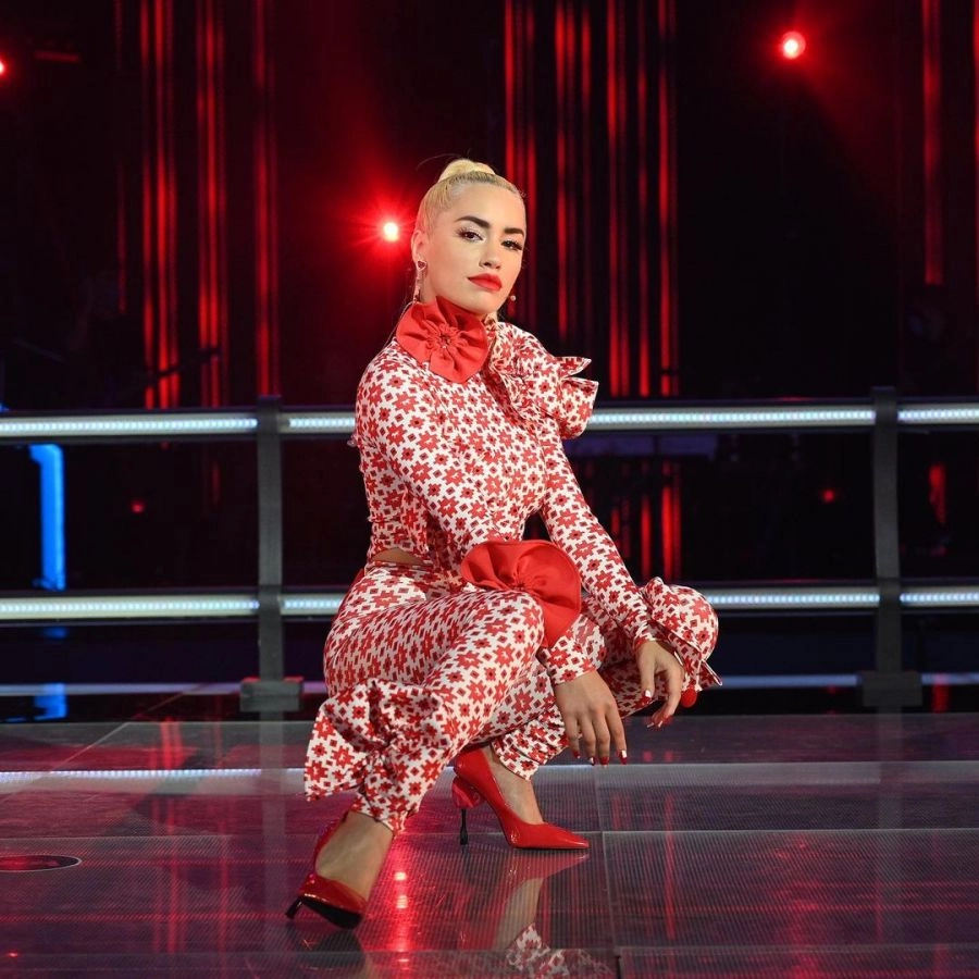 Lali con un look al rojo vivo en La Voz