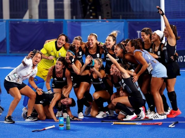 La foto de las leonas tras el triunfo contra la India que las dejo en la final de los juegos olímpicos de Tokio 2020