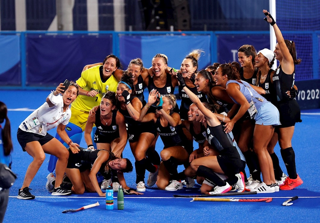 La foto de las leonas tras el triunfo contra la India que las dejo en la final de los juegos olímpicos de Tokio 2020