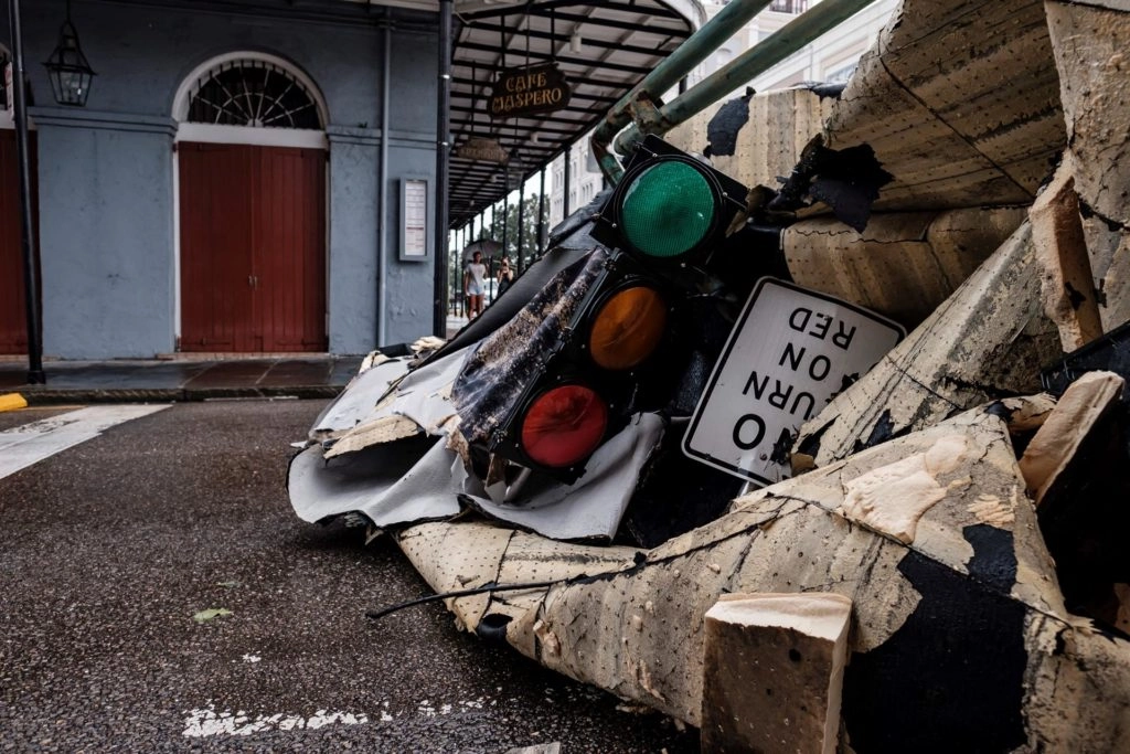 Un trozo de techo que arrancó un edificio en el Barrio Francés debido al huracán Ida en Nueva Orleans, Louisiana, EE. UU., 30 de agosto de 2021. EFE/EPA/DAN ANDERSON