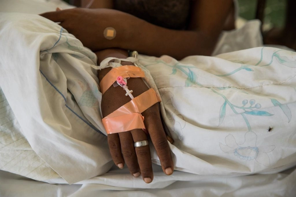 Fotografía de la mano de un paciente herido que recibe atención tras el terremoto del pasado 14 de agosto, en el hospital general Immaculée Conception, hoy, en Les Cayes (Haití). EFE/ Orlando Barría