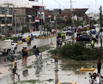 Vista de árboles caídos durante el paso del huracán Grace, en el centro del municipio de Tulum, estado de Quintana Roo (México). EFE/ Alonso Cupul/Archivo
