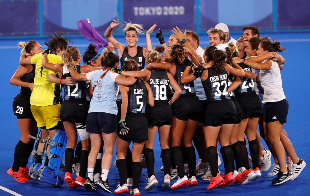 El festejo de las leonas tras el triunfo contra la India que las dejo en la final de los juegos olímpicos de Tokio 2020